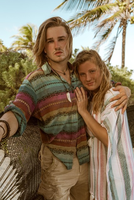 Bo (25) gaat vier maanden in het buitenland studeren. Samen met Cédric (24) wil ze erachter komen of ze met een open relatie die lange tijd kunnen overbruggen.