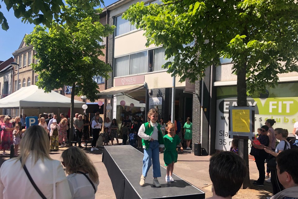 Deze meisjes stalen de show tijdens de modeshow van kinderkledingzaak Madeau op de zomerbraderij in Beerse.
