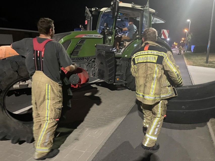 Met de hulp van een heftruck werd de tractor van de rijweg gevoerd. 