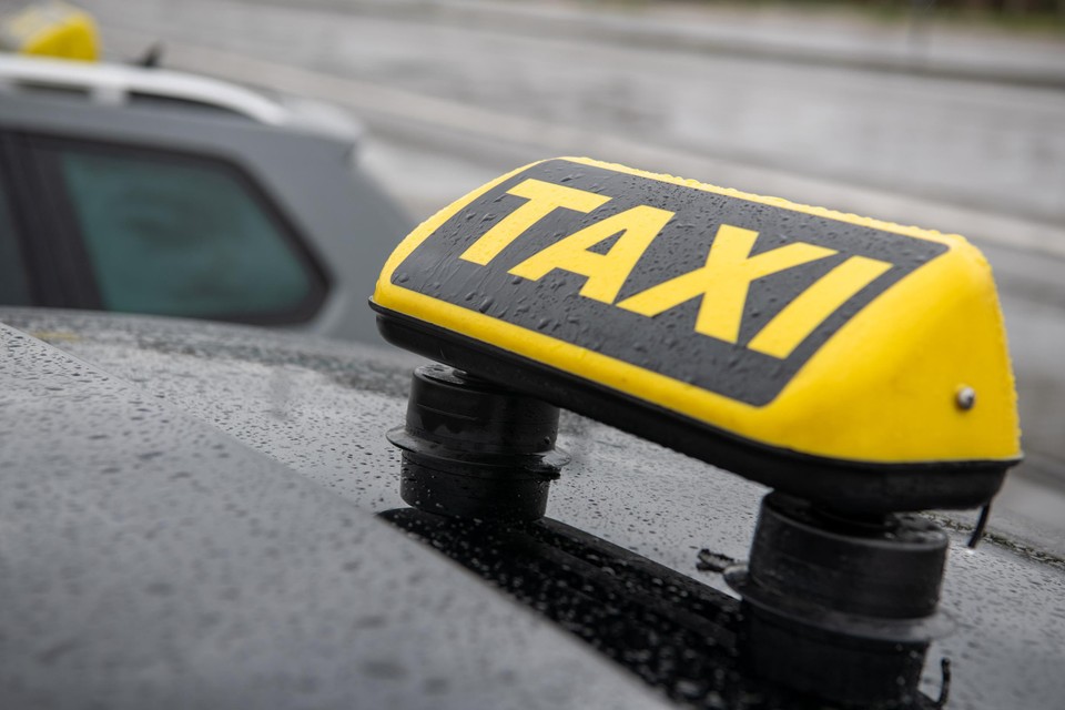 Een Nederlandse taxichauffeur verwondde in Mol een klant die niet kon betalen.