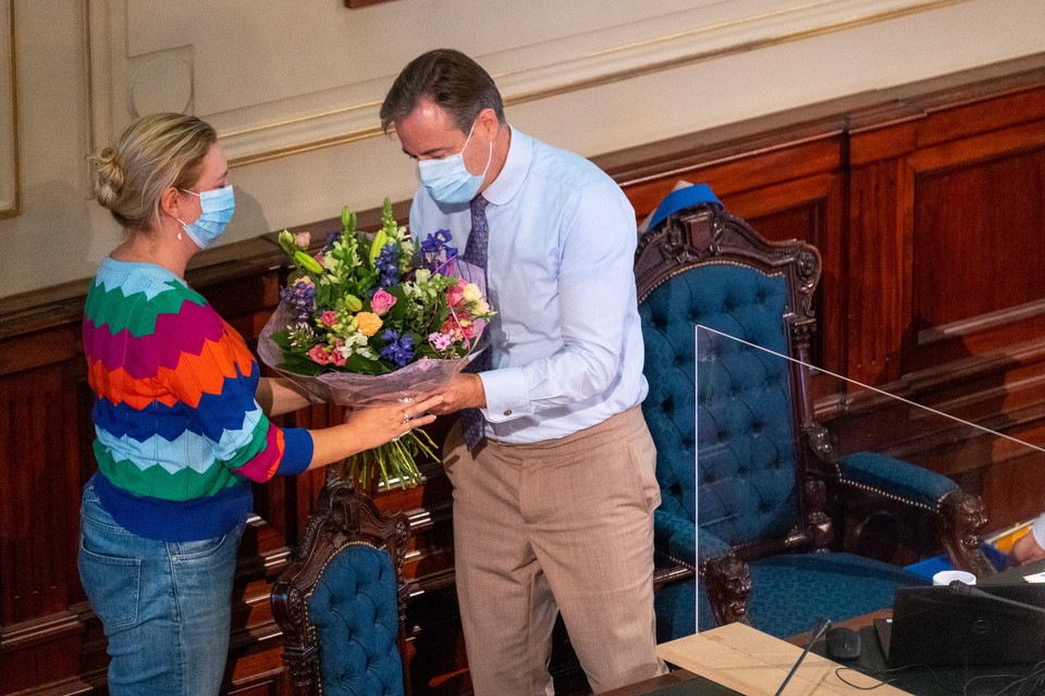 Piryns kreeg bloemen van de gemeenteraad uit handen van burgemeester Bart De Wever.
