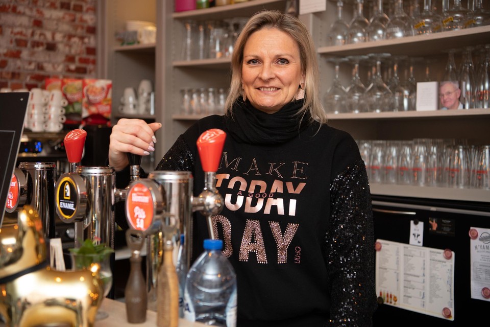 Anja Devos staat er alleen voor met vier kinderen en dat is even moeilijk te combineren met het uitbaten van een café.
