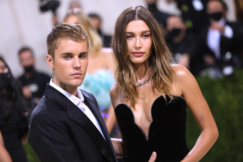 In de podcast ‘Call her Daddy’ is Hailey Bieber duidelijk. Nee, ze heeft Justin Bieber niet afgesnoept van Selena Gomez. “Daarvoor ben ik te goed opgevoed.” 