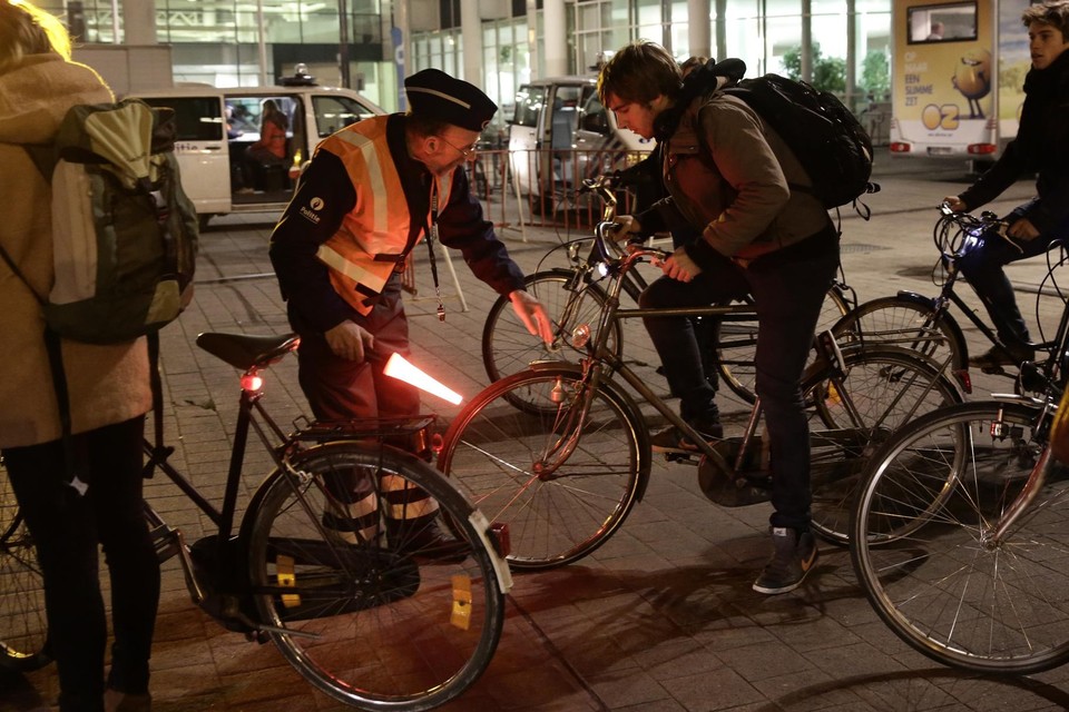 Twee fietsers botsten vrijdagavond op een politiecontrole in Gent (niet op deze foto).