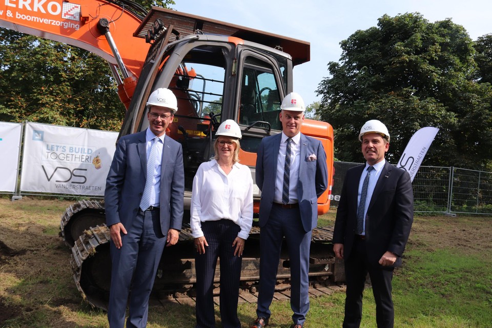 Directeur Ilse Van Asbroeck van het ziekenhuis samen met minister Beke, burgemeester Christophe De Graef en schepen Bart Stals.