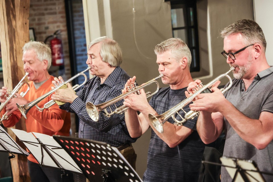 De trompettisten repeteren voor de show in Kapellen.