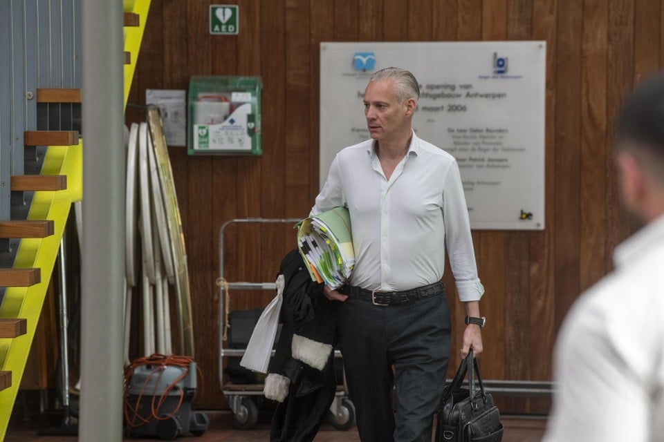 Punishment with a postponement claimed against former dean UAntwerpen due to cross -border behavior (inland)
