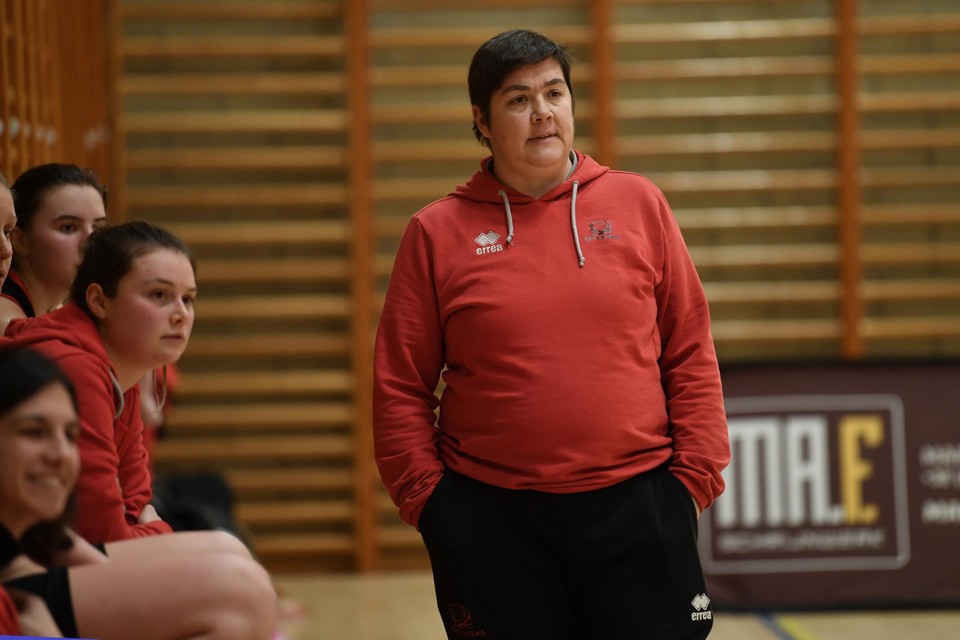 Fleur Decoutere is aan haar tweede en laatste seizoen toe als coach bij Gembas Knesselare: “Het bestuur voegde eraan toe dat een aantal speelsters hen tot die beslissing hadden gebracht. Ze zouden het niet meer zien zitten met mij.”