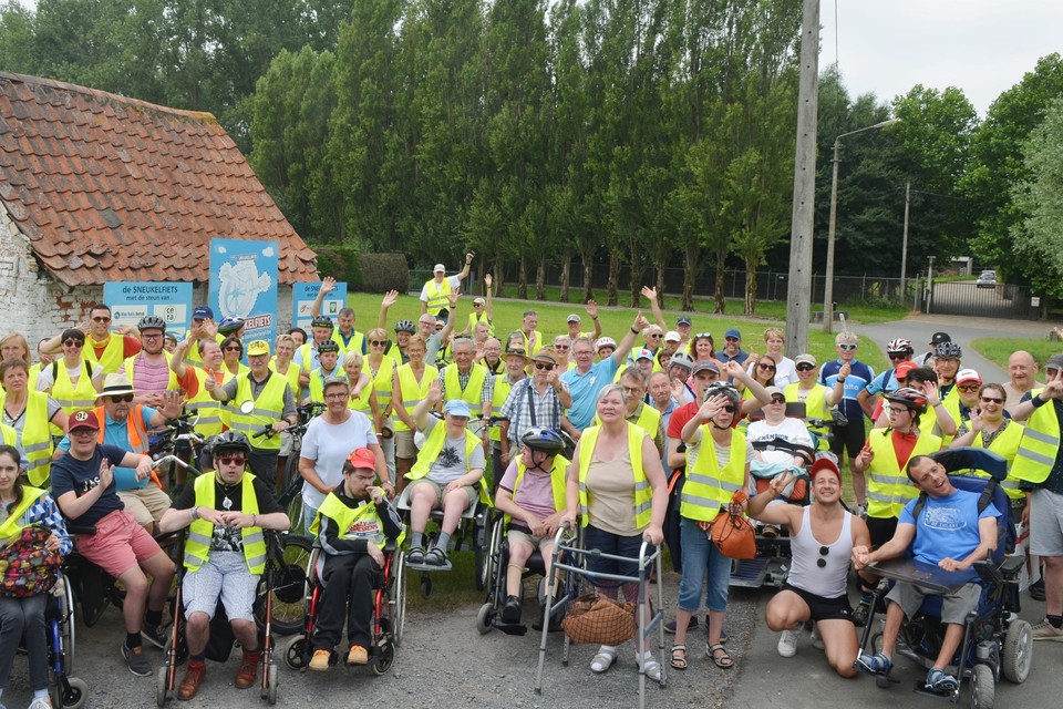 Een honderdtal fietsers en verschillende begeleiders namen aan de fietsdag deel. 