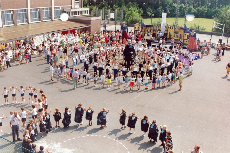 Reus broeder Louis danst samen met de schoolkinderen tijdens het schoolfeest in 1992. 