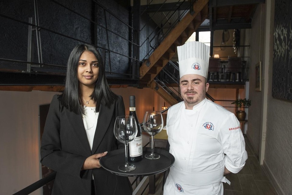Chef-kok Aleandro Luparello (28) en Disha Thacoor (24) beloven authentieke gerechten. 
