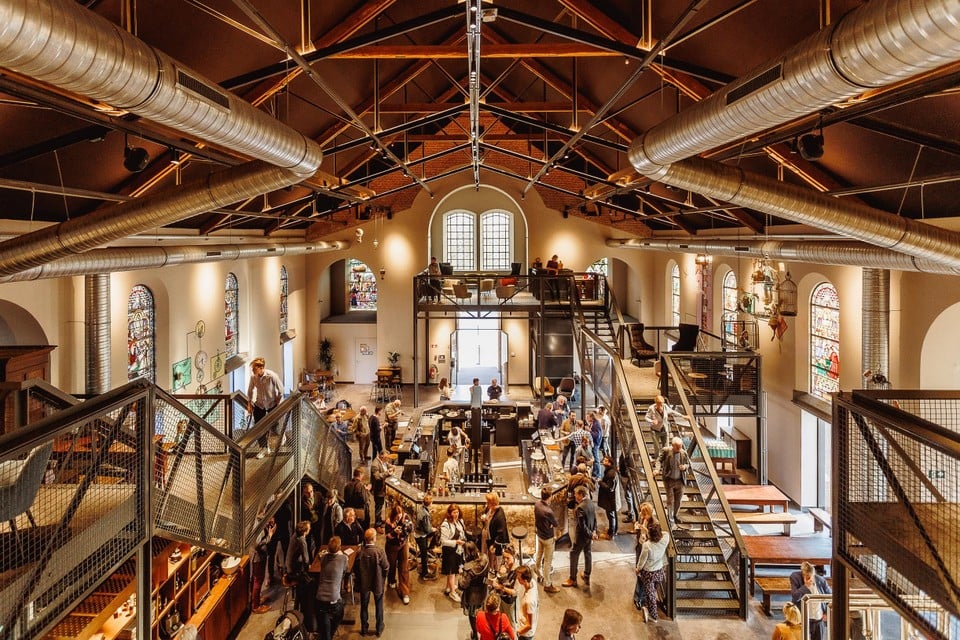 De voormalige kerk werd omgebouwd tot een horecazaak met microbrouwerij en -stokerij. 