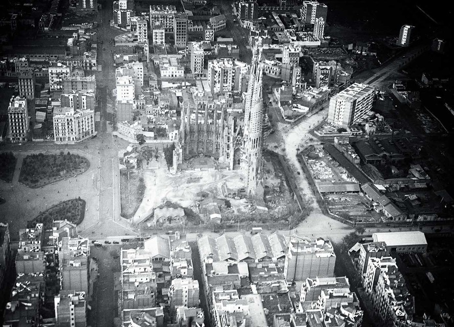 De Sagrada Familia rond 1930.