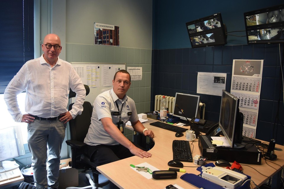 Burgemeester Piet Buyse en korpschef Patrick Feys in het commandocentrum waar de camera’s gemonitord worden. 