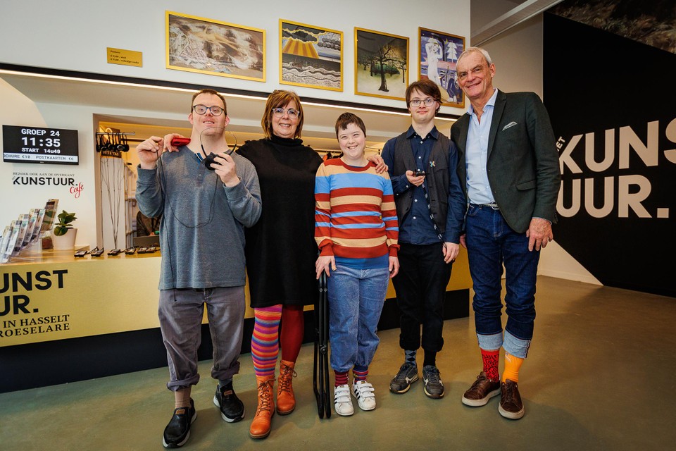 Marleen D’Joos en Joost Bourlon samen met de gasten van Sjarabang.