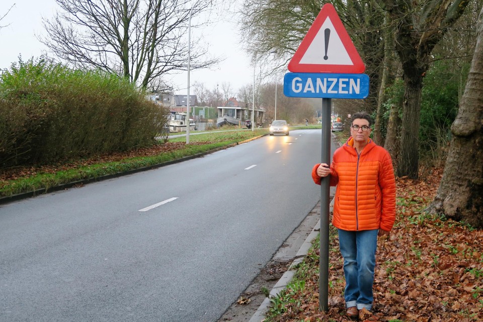 Dierenvriend Chantal Geniar bij het officiële waarschuwingsbord dat de gemeente onlangs in de Sluizenstraat zette. 