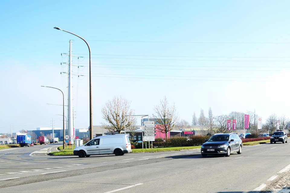 Op dit kruispunt met de industriezone De Bruwaan wordt een knelpunt aangepakt. Er komt een afslagstrook en middengeleider, die het oversteken met de fiets zullen beveiligen.