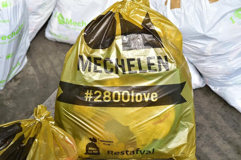 De goudkleurige vuilniszakken worden nagemaakt. Stad en politie drijven de strijd tegen valse verkopers op.