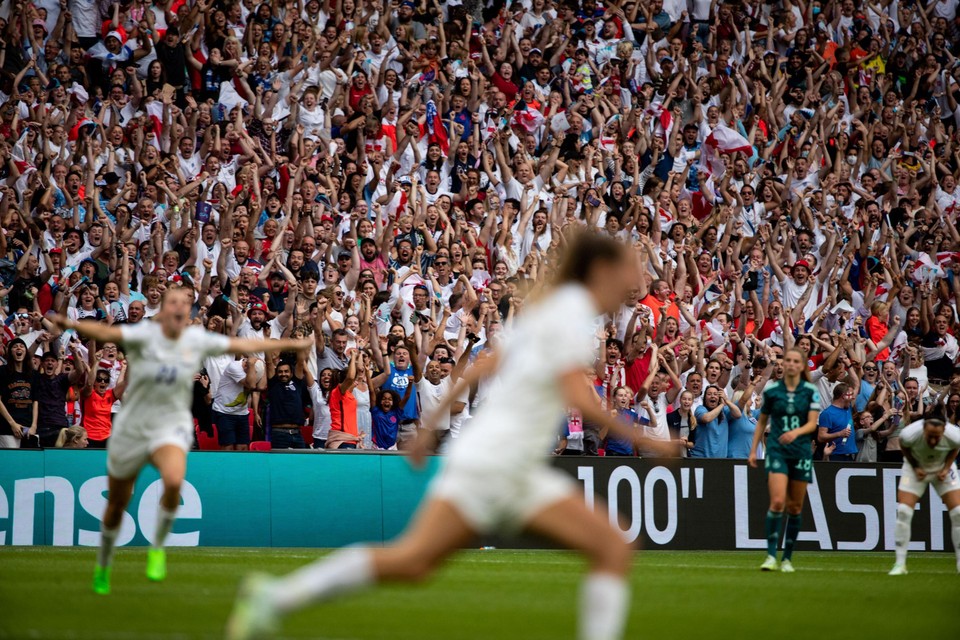 Engeland scoort in de EK-finale voor vrouwen, en bijna 90.000 toeschouwers beleven het vanop de eerste rij mee. 