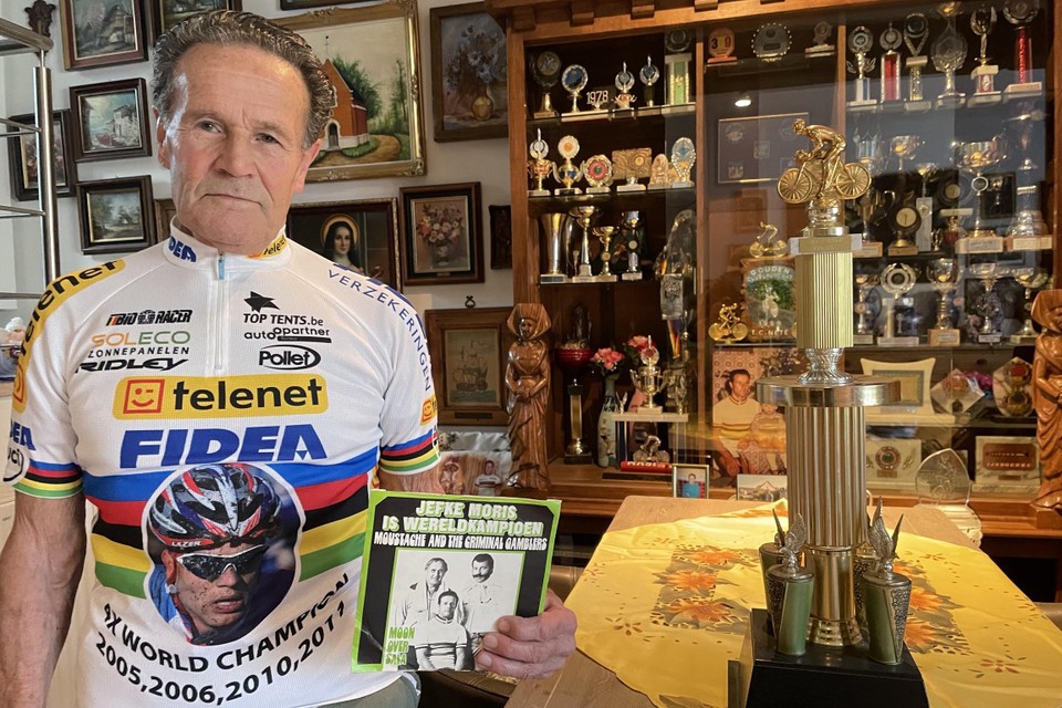 Jefke Moris poseert met het Kringwinkel-plaatje bij zijn trofeeënkast. Naast een klassebak op de fiets was hij ook turner en een goeie loper. 
