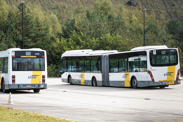 Bij 135 Limburgse Lijnbussen werden banden platgestoken: vandalenstreek of 'inside job' van werknemers? | Het Nieuwsblad Mobile