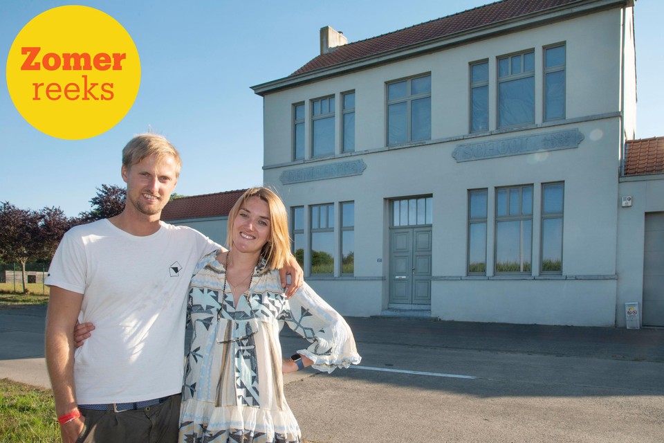 Alexander Cant en Emilie Acx voor hun woning, een oude school: “Toen we hier binnenkwamen hadden we meteen een wauw-gevoel.”  