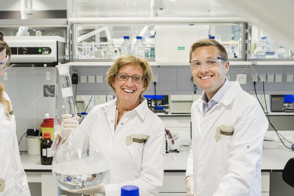 Dierenartsen Sarah Broeckx (links) en Jan Spaas in het laboratorium waar ze vernieuwende dierengeneesmiddelen testen.  