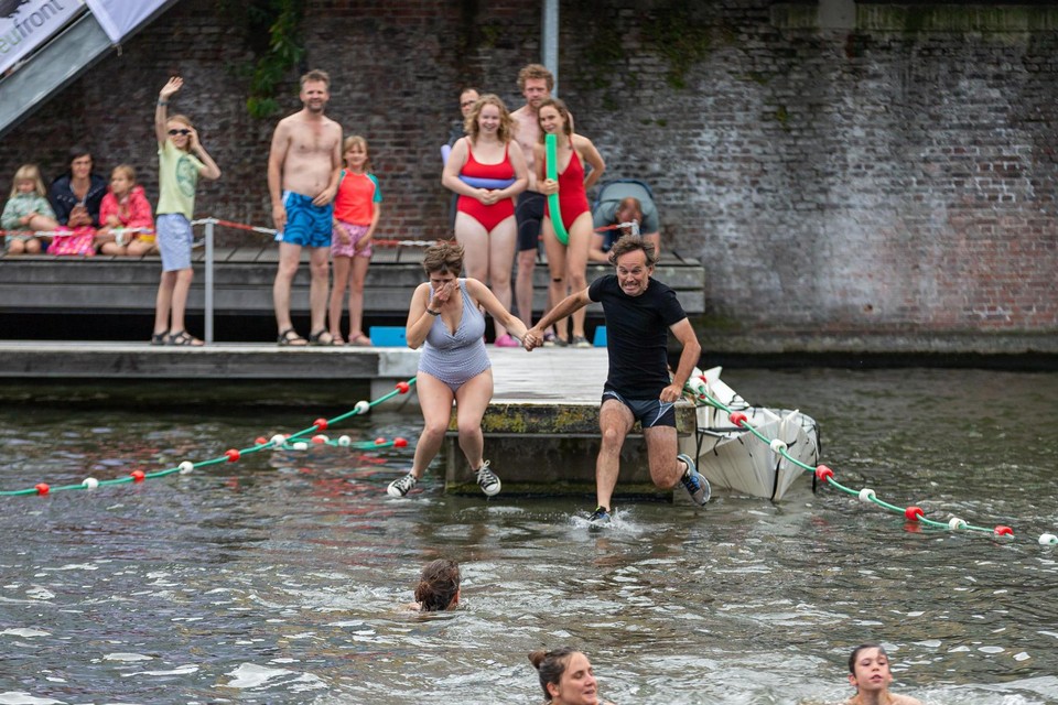 Vorig jaar trotseerden een honderdtal Gentenaars het koude water. 