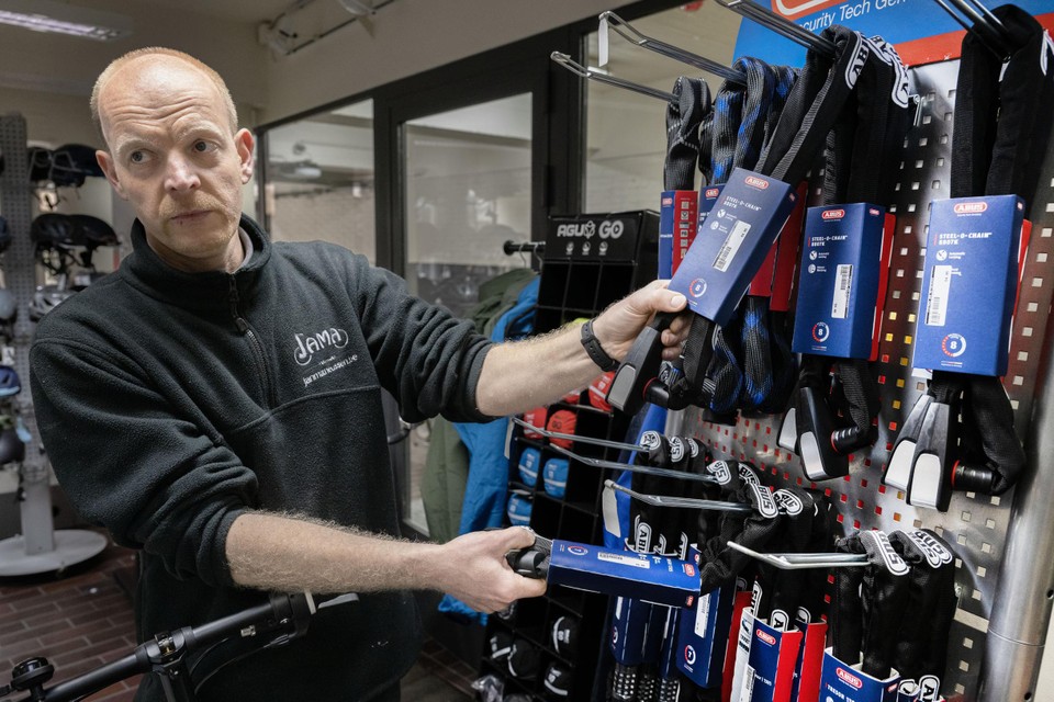 Fietsenhandelaar Roel Slegers is gefrustreerd over de vele fietsdiefstallen.
