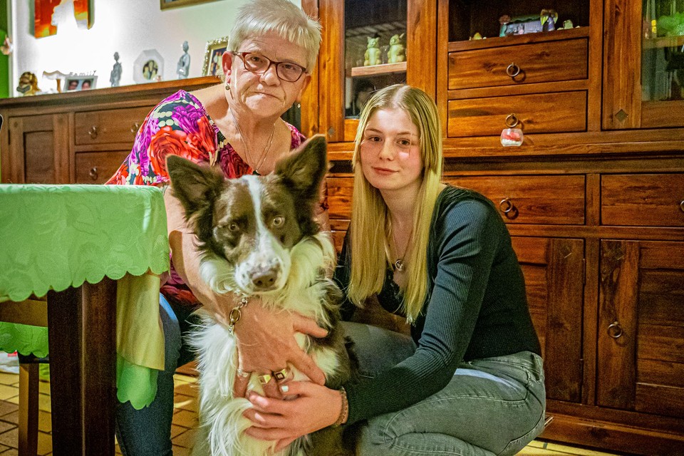 Gerda Ooms (65) en haar kleindochter Zoë (17) met hun andere hond, Bas. Bo (zie onder) lieten ze inslapen.  