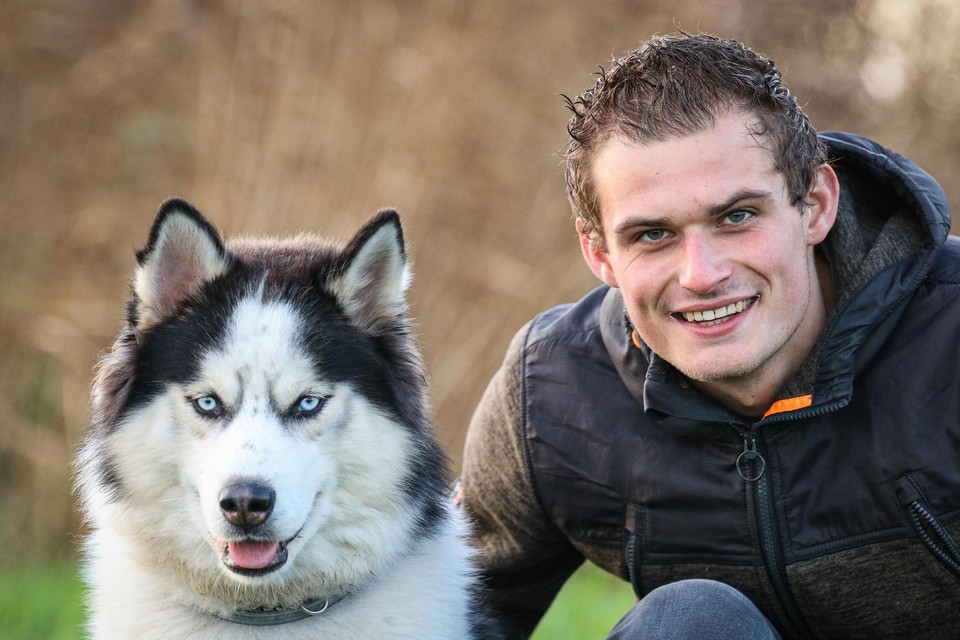 Sven van Egmond en zijn hond Zoran. De 21-jarige man uit Weelde overleed op 1 augustus 2022 nadat hij cocaïne had genomen. 