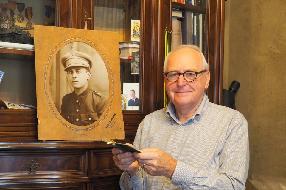 Guy De Neef, met naast zich de foto van vader Jozef, vond het groene boekje van zijn vader in een bureaulade.