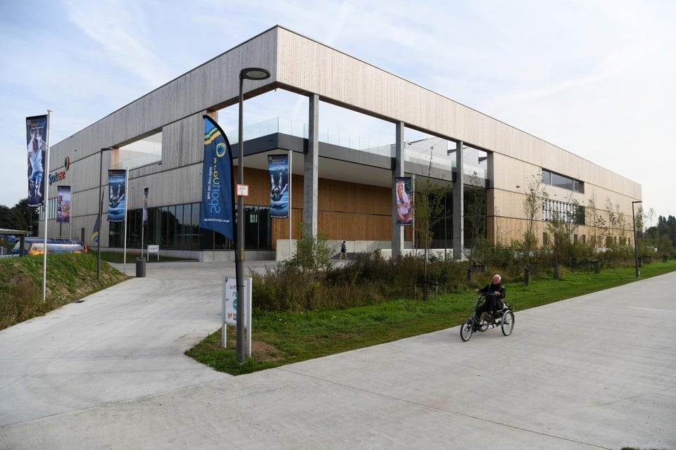Het sportcomplex Sportoase Groot Schijn langs de buitenkant.