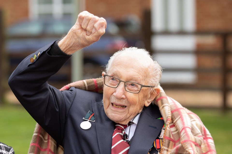 Veteraan ‘Captain Tom’ zamelde miljoenen in voor Britse gezondheidszorg, dochter bouwt er poolhouse mee in eigen tuin