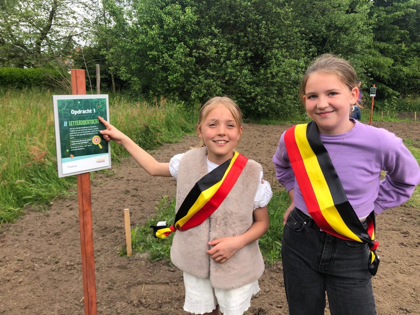 De kinderen van de Kidsclub tonen de infoborden met opdrachten in het belevingspad in het park Echelpoel in Beerse.