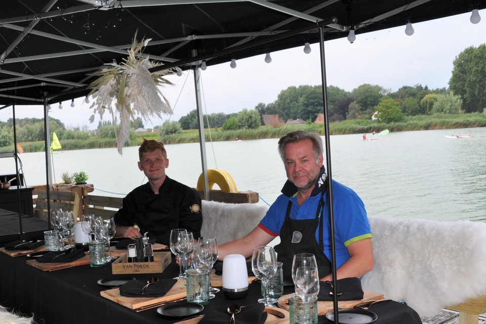 Sven Baert (rechts) geeft aan de jonge chef Jules Van Osselaer de kans om zich culinair uit te leven op het ‘Ponton’ op het meer Del Mare.  
