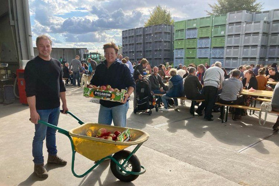 Erwin Peeters et Ine Velaerts accueillent la terrasse fleurie dans leur entreprise fruitière