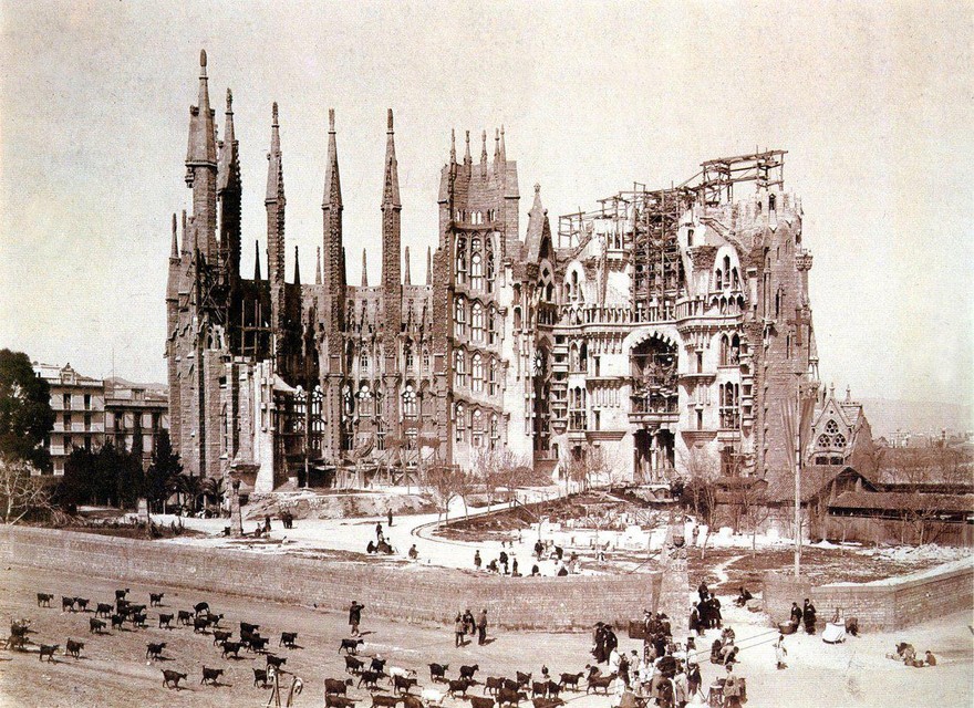 De Sagrada Familia rond 1900. De eerste steen werd gelegd in 1882.