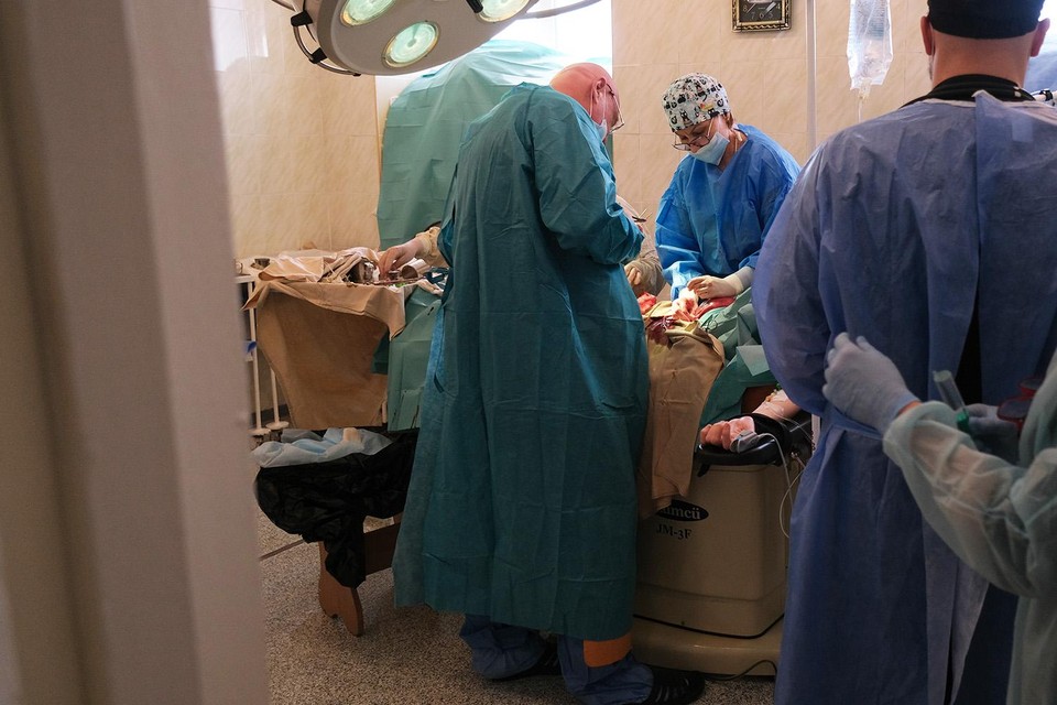 Dokter Tsyganok tijdens de operatie.