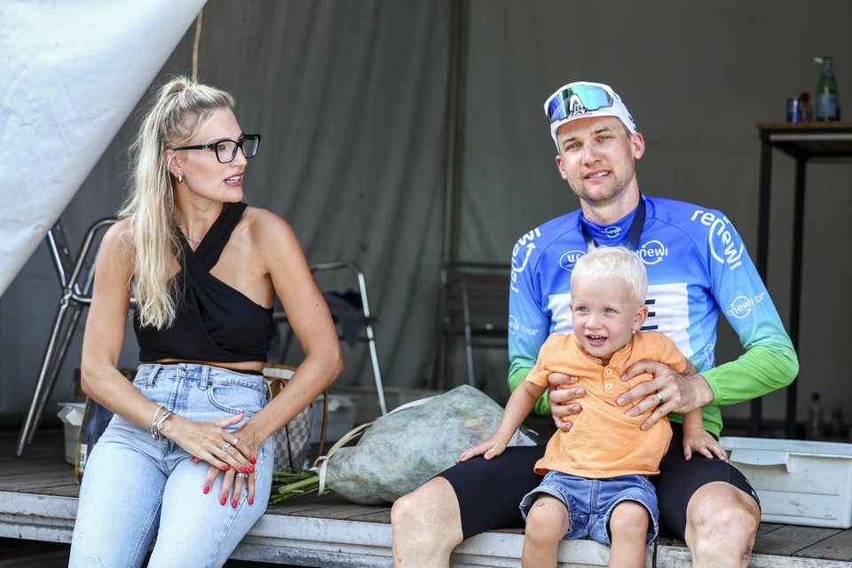 Tim Wellens won al vier keer de Renewi Tour. Hij vierde in Geraardsbergen met z’n vrouw en hun zoontje.