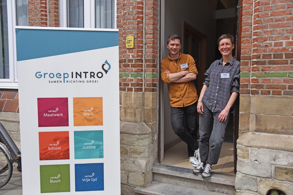 Jonas Van Laere en Lien Van Leugenhaeghe van Groep Intro aan hun nieuwe voordeur.