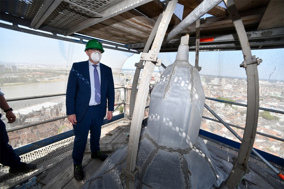 Bij een bezoek aan de restauratie van de kathedraal ging burgemeester Bart De Wever ook een kijkje nemen in de spits van de toren.
