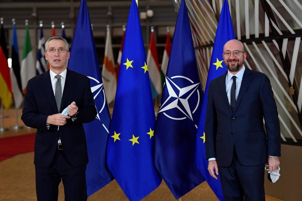 Jens Stoltenberg (NAVO) en Charles Michel (Europese Raad).
