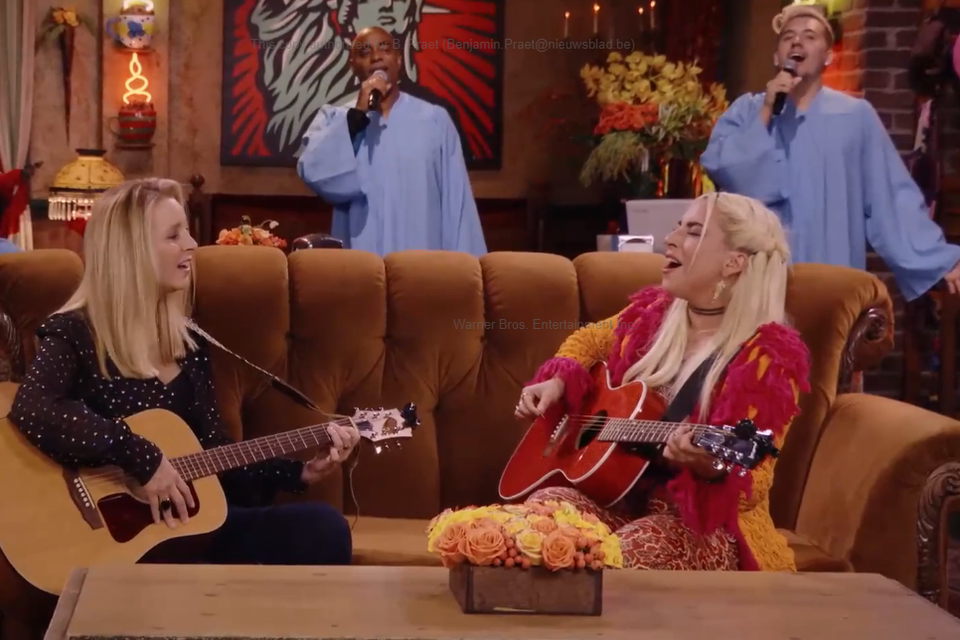 Lisa Kudrow en Lady Gaga in de reünie-aflevering van Friends. 