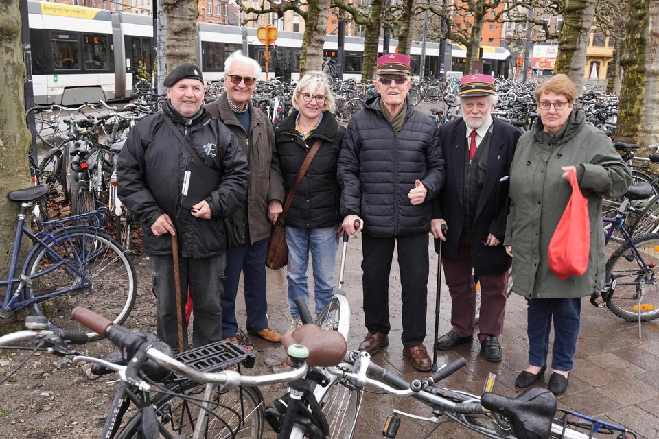 De dekenij wil dat de fietsen op het plein verdwijnen.