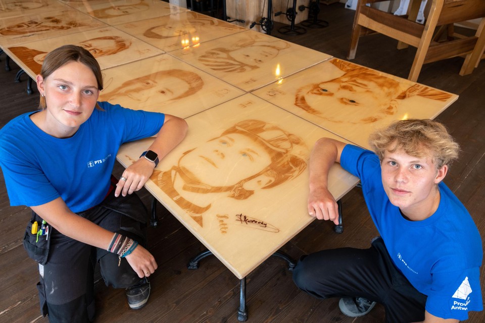 Leerlingen Arwen en Bas poseren trots bij de tafel van Lotte Kopecky.