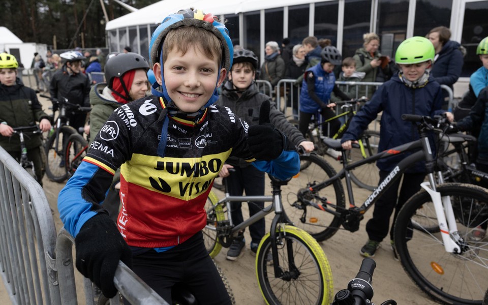 Stan Van Oekelen (10) uit Gierle kan in zijn Belgische driekleur niet ontbreken op de jeugdinitiatie veldrijden.