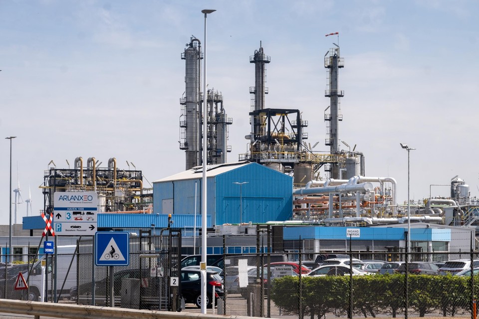 De chemiefabriek Arlanxeo gaat deze zomer meer dan de helft van de werknemers in Zwijndrecht op economische werkloosheid zetten. 