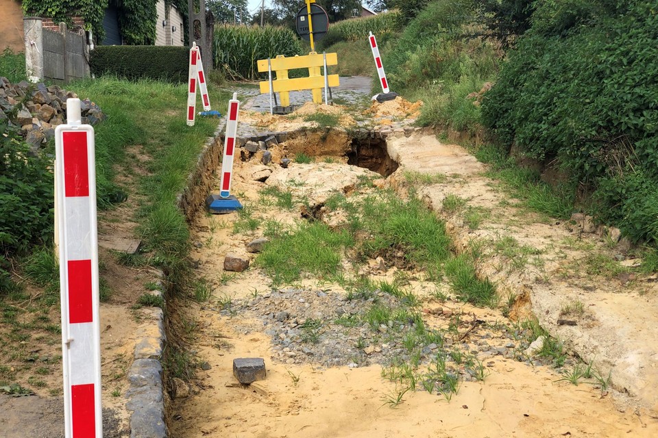 De Morrenweg is al twee maanden niet volledig bereikbaar door het zinkgat.