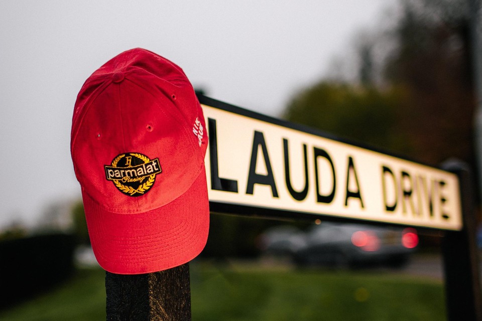 De iconische rode pet van Niki Lauda op het naambord van ‘Lauda Drive’ 